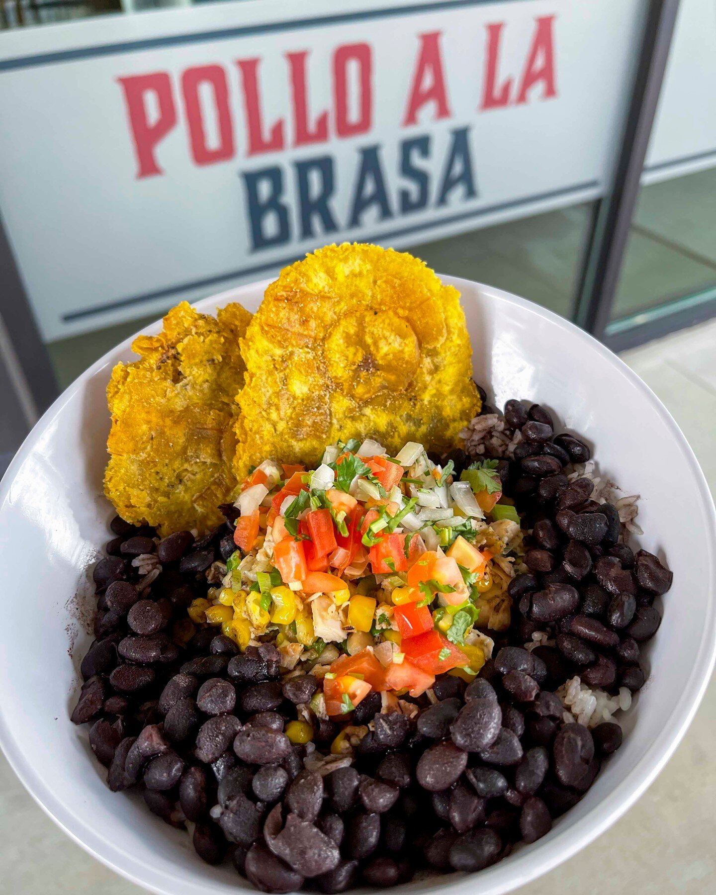 It's CHOP CHOP Wednesday! 🍛 Get it today and every Wednesday with fountain drink for only $9.99! 🔥
Rice topped with black beans, rotisserie chicken, tostones and pico de gallo 🤤
#fabesroastingco #chopchop #lunch #lunchspecial #fayettevillenc